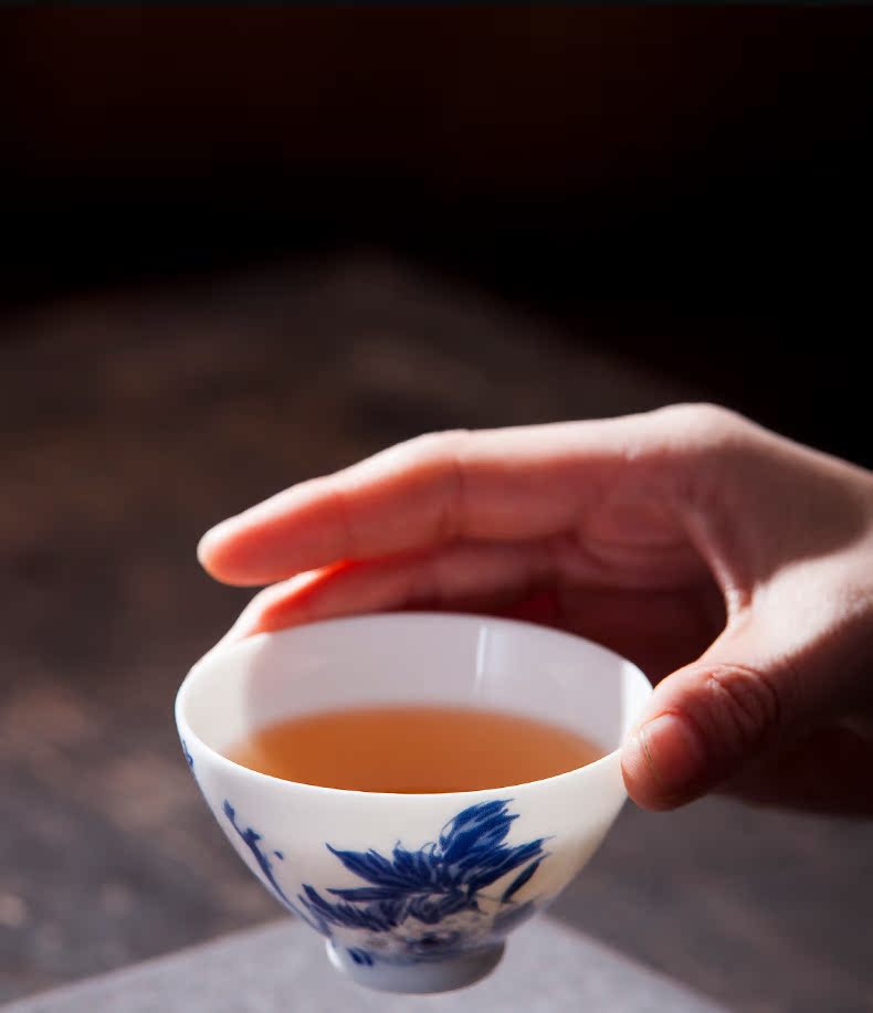 The big blue and white Guo master Shifu cup sample tea cup hand - made ceramic kung fu master cup all hand of jingdezhen tea service