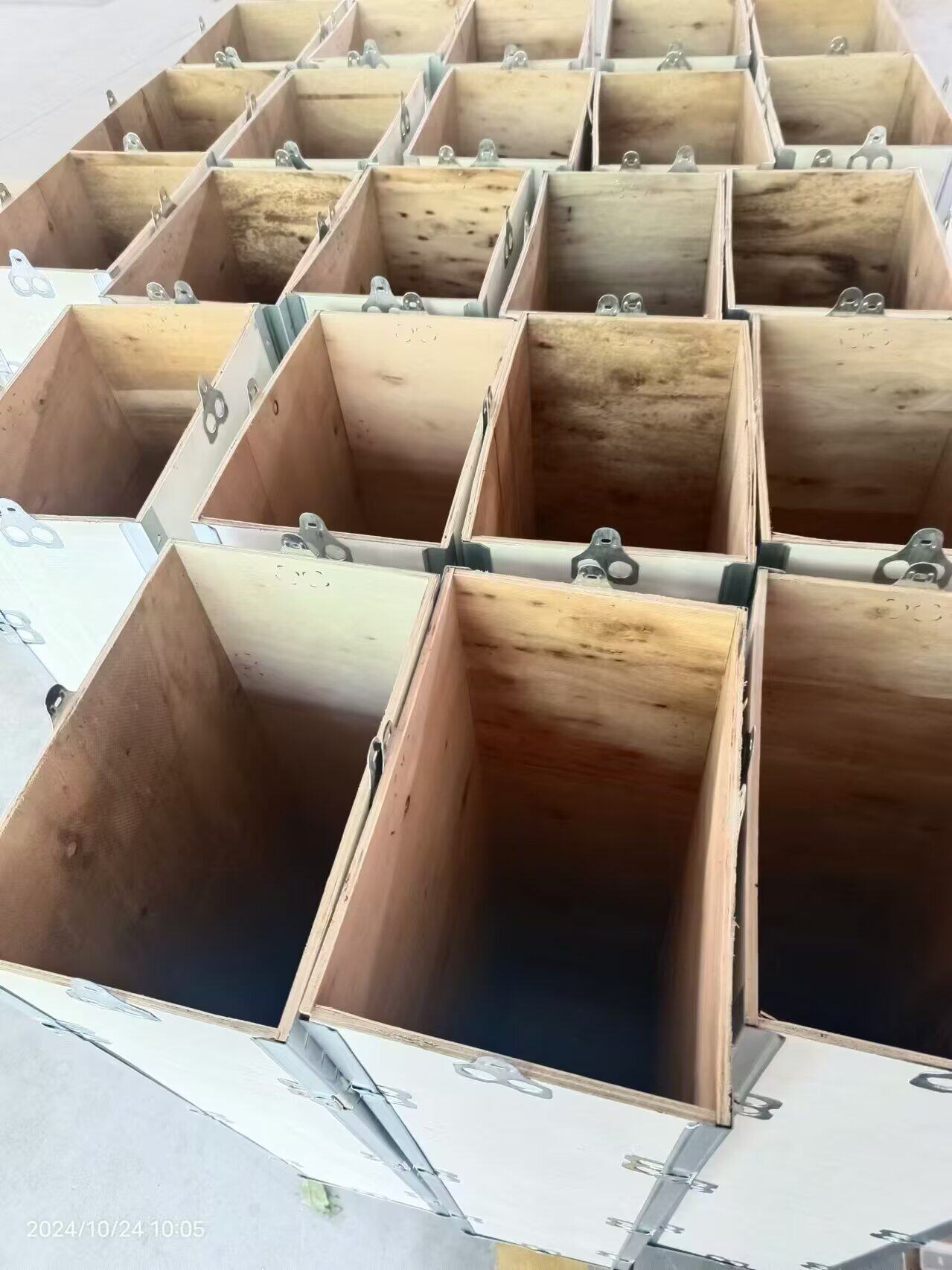 деревянная упаковка 工厂定制免熏蒸胶合板木箱 钢边包边卡扣组装箱 出口运输木箱 No brand