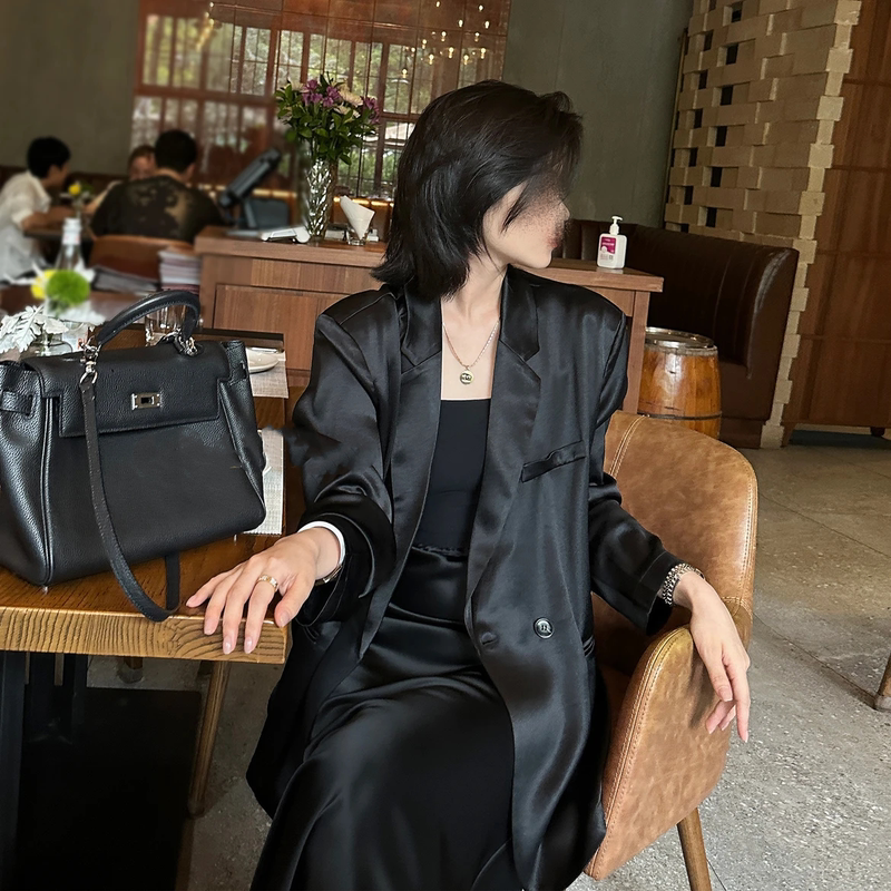 Spring and Summer Thin Black Acetate Blazer for Women, Korean Style Loose Shoulder-Padded Glossy Satin Casual Suit Top Spring and Summer Thin Black Acetate Blazer for Women, Korean Style Loose Shoulder-Padded Glossy Satin Casual Suit Top