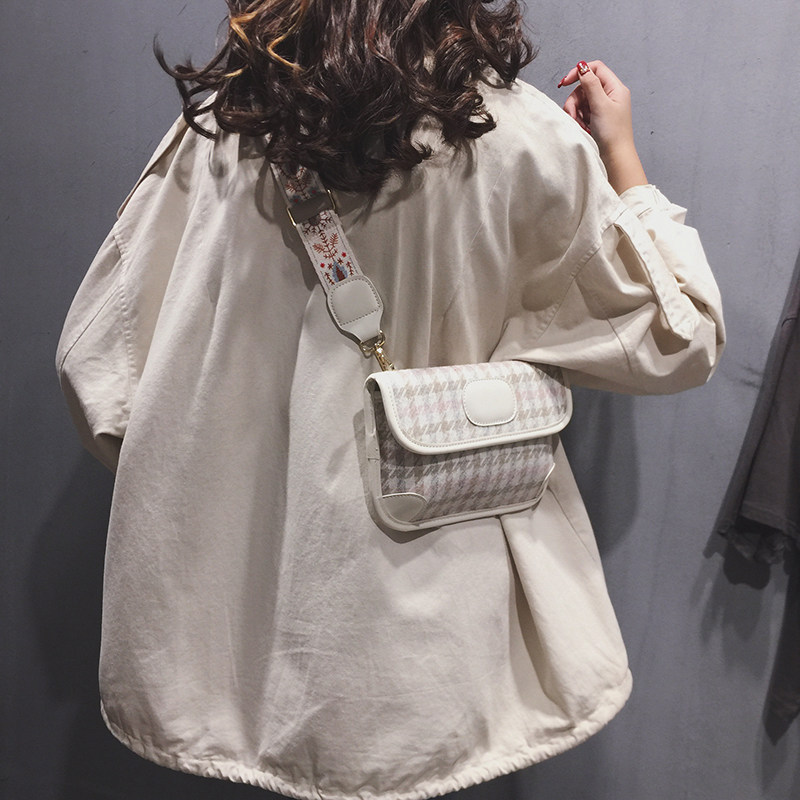Mobile phone bag wide shoulder strap slanted satchel bag bag woman 2021 new Korean version Fashion women's bag 100 lap single shoulder bag