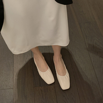 YCF is wearing a cool slipper in the lazou grandmothers shoes