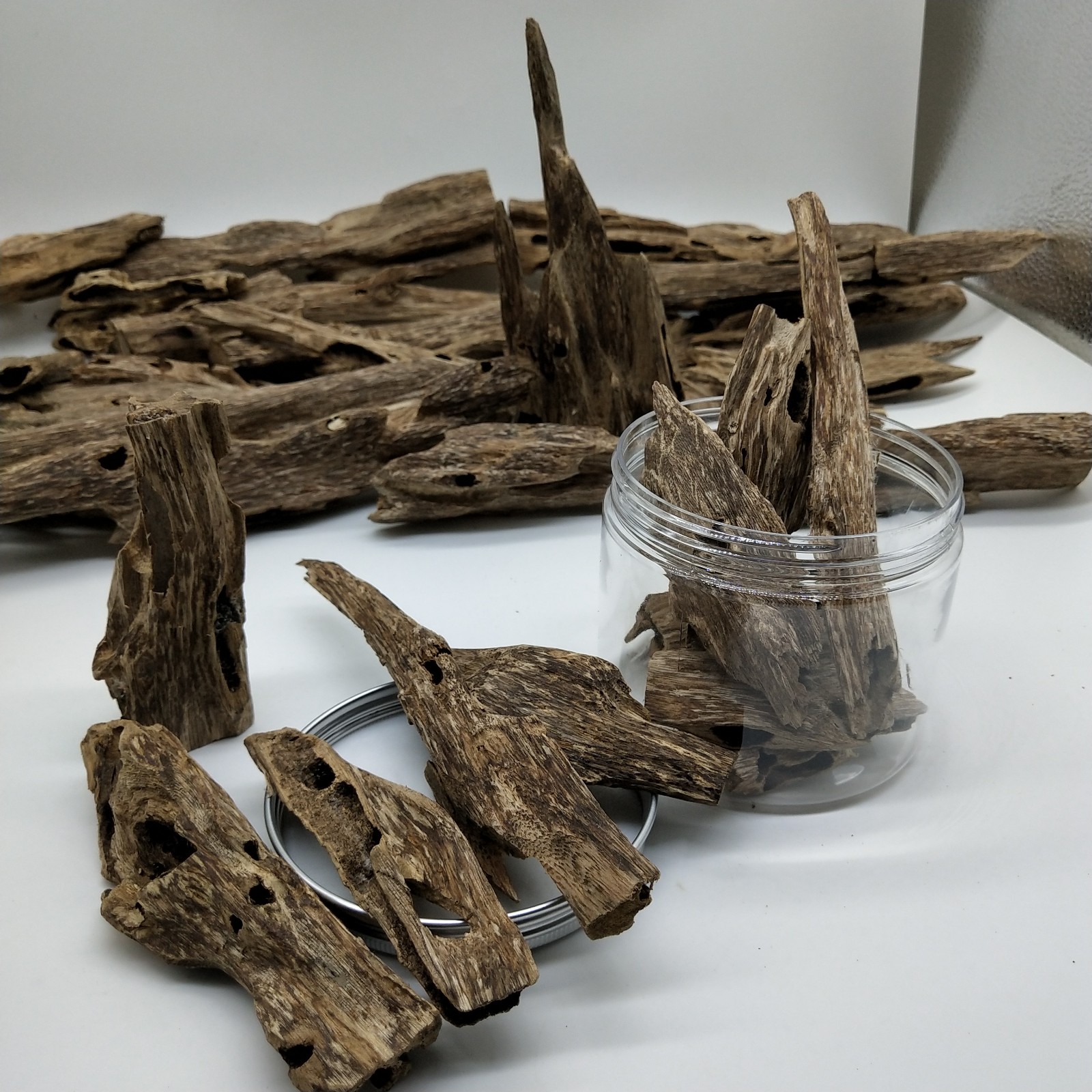 Hainan worm leakage and fragrant original material hem with half black oil natural sinkhole with sweet and fragrant wood with fragrant wood material and fragrant wood