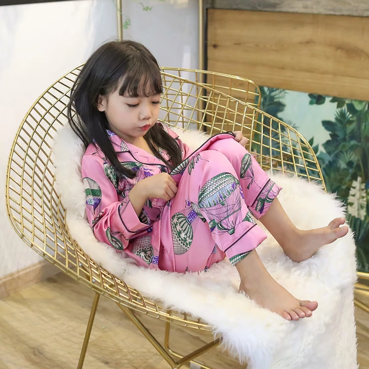 Bộ đồ ngủ bố mẹ dài tay nam nữ đôi lứa một gia đình ba mẹ con gái phục vụ nhà phù hợp với mùa xuân và mùa thu băng lụa dễ thương đồ bộ đẹp