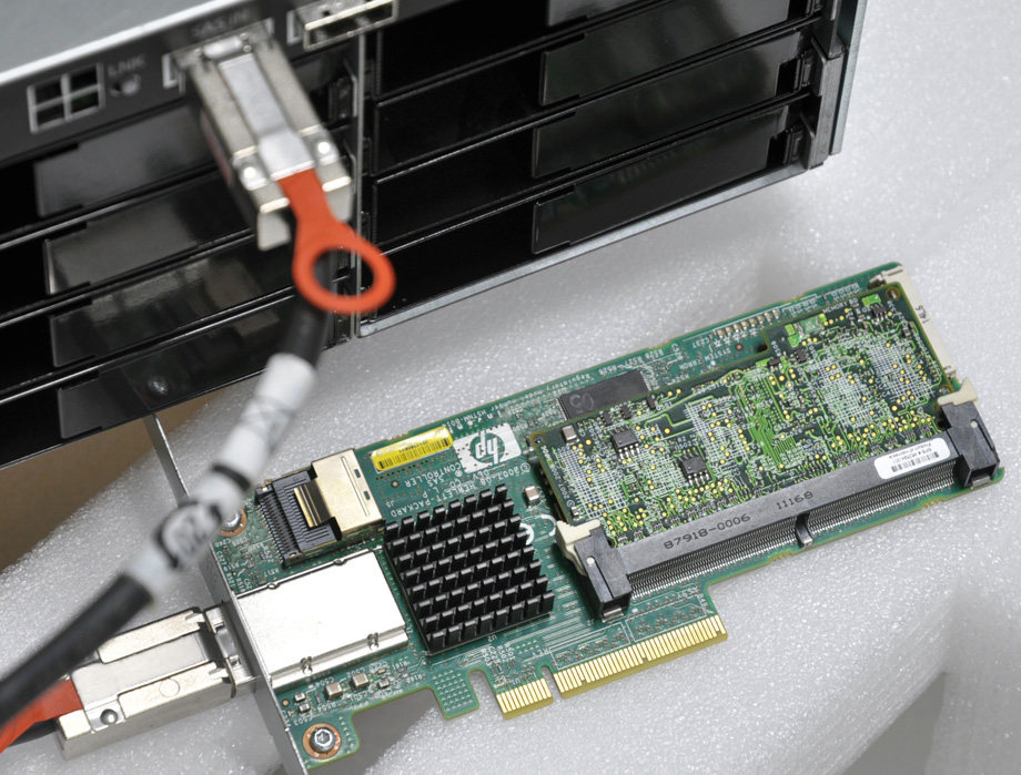 HP Smart Array P212 array card 6GB 256M memory 1 external 1 internal pick up