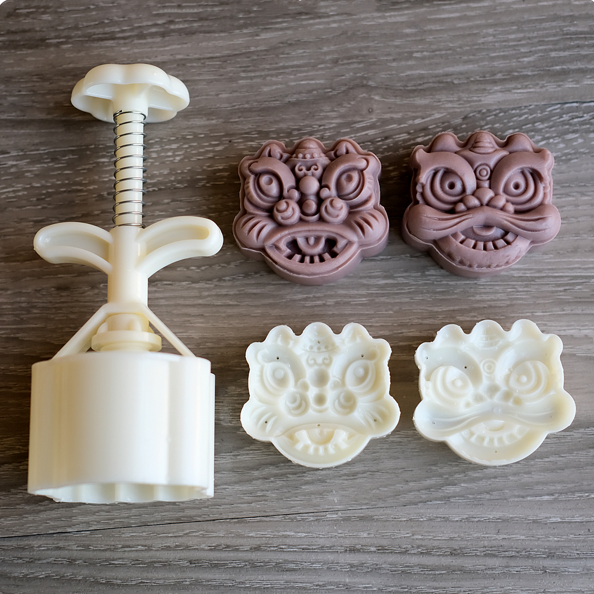 Three Wood Domestic Tidal Wind Moon Cake Molds 25 gr 25 gr 50 gr 75 gr 150 gr 150 gr Waking Lions Solid non-stick hand pressed plastic