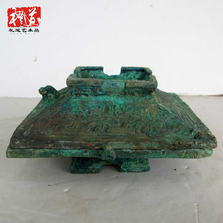 Old objects to make old gift items Sheng food Ancient playing miscellaneous bronzes Bronze Ware Pendulum peacock blue rust called Hu Hu Bronze fu