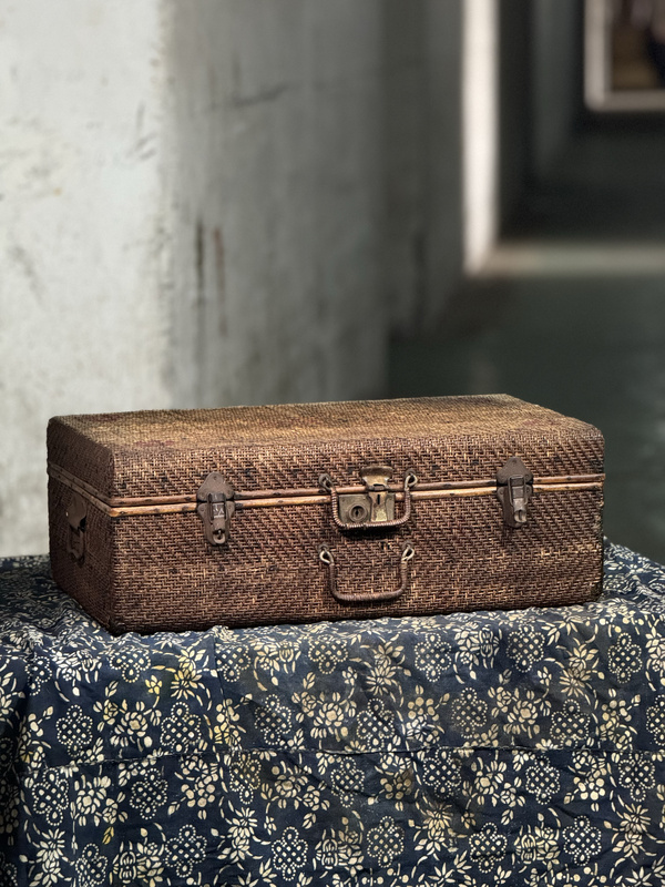 Old Rattan Boxes, Old Trunks, Leather Suitcases, Decorative Items, Antique Furniture, Props, Decorative Items, Antique and Nostalgic Items