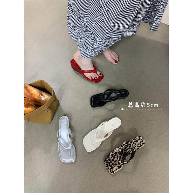 French-Style Wedge Square-Toe Leopard Print Flip-Flops for Women, Summer Outdoor Wear, 2026 New Vacation Beach Shoes, Thong Sandals for Women