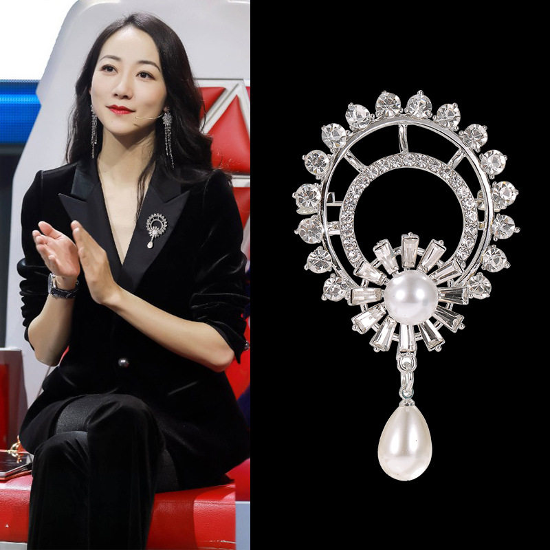 Small scented wind brooch 2020 New tide high gear woman elegant and refined luxury Korean temperament atmospheric chest flower summer