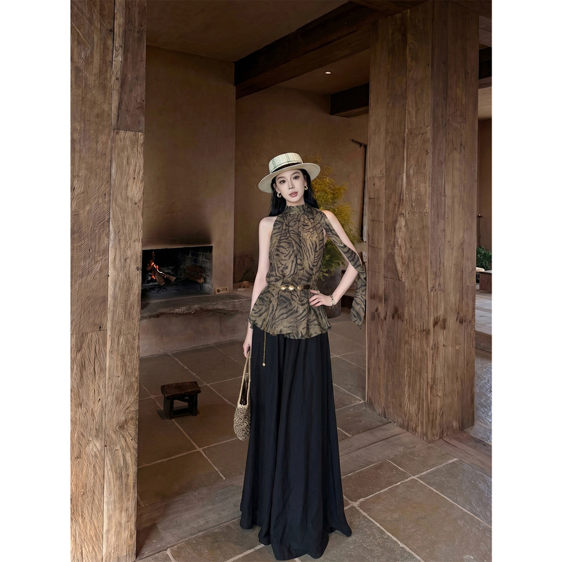 Youwei【Wild Red Deer】Halter Neck Sleeveless Vest for Women, Summer Outerwear, 2026 New Thin Top Youwei【Wild Red Deer】Halter Neck Sleeveless Vest for Women, Summer Outerwear, 2026 New Thin Top