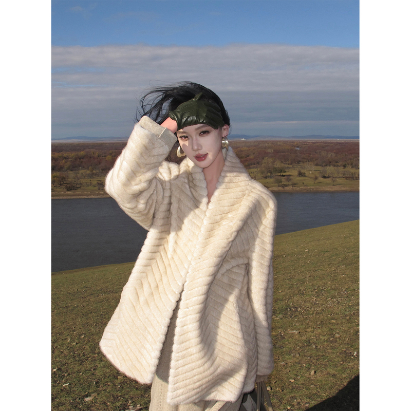 Youwei Is a Very Beautiful Deep Winter Fur Coat for Women, 2025 New Autumn and Winter Short White Eco-Friendly Fur Youwei Is a Very Beautiful Deep Winter Fur Coat for Women, 2025 New Autumn and Winter Short White Eco-Friendly Fur