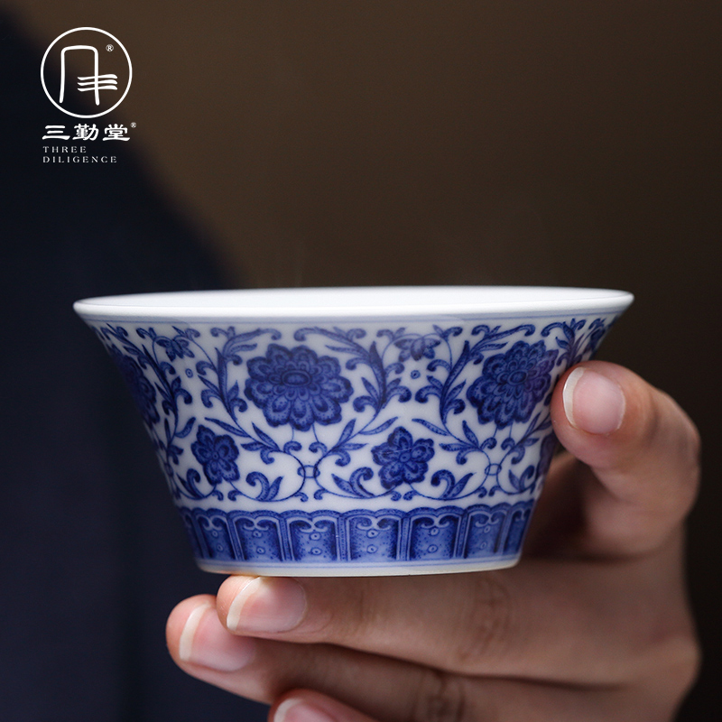 The three regular blue and white porcelain teacup kongfu master cup single CPU jingdezhen ceramic hand - made sample tea cup TZS328