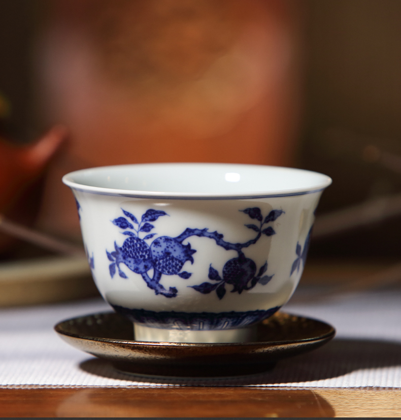 Three frequently hall of blue and white porcelain cups master cup single CPU jingdezhen ceramic kung fu tea pu - erh tea sample tea cup TZS283