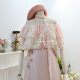 ເສື້ອ chiffon ສີບົວທີ່ສວຍງາມທີ່ມີຄໍ ruffled ຫນຶ່ງຄໍ