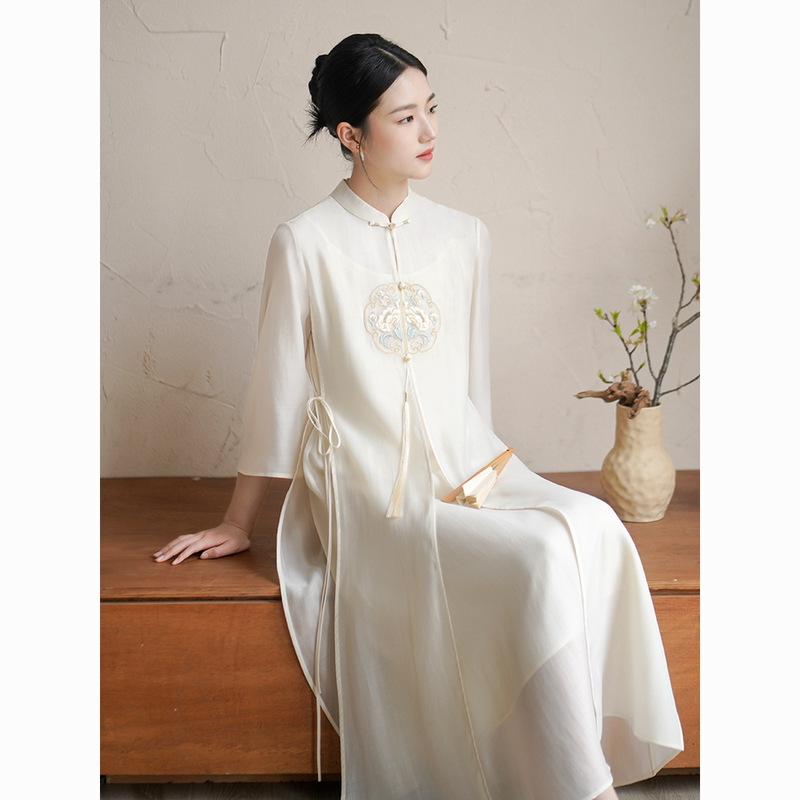 Jinchunge New Chinese Style Zen-Inspired Dress for Women, White Embroidered Three-Quarter Sleeves, Stand Collar, Tie-Waist, Ethereal and Flowing Long Dress