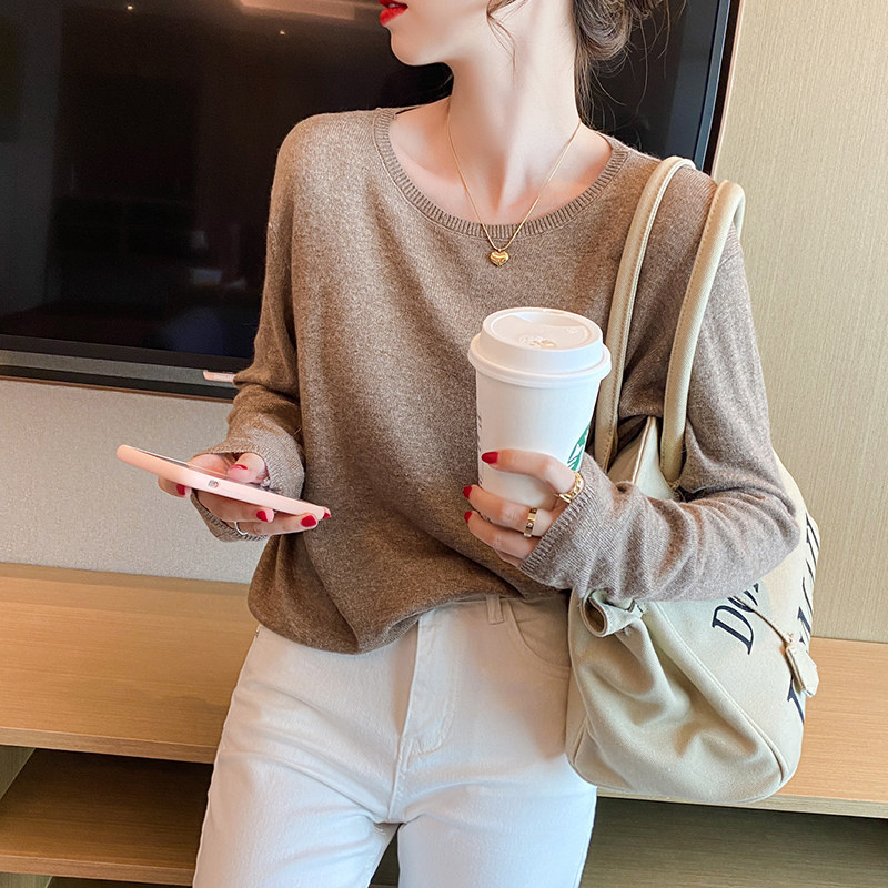 The new fall/winter crewneck knitwear for women's loose thin sweater top is draped in a long-sleeved cashmere leggings