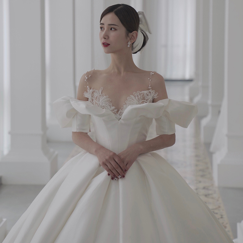 High end straight shoulder satin main wedding dress 2022 new bridal big trailing harness French style gown with superior texture