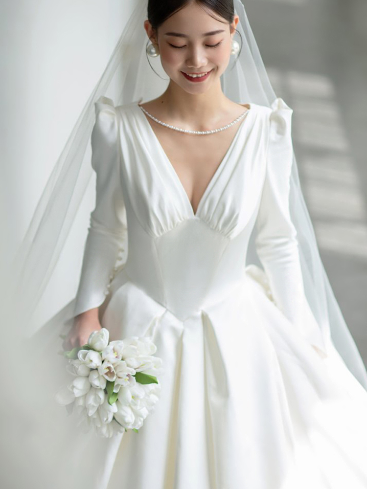 Sexy advanced wedding dress, long sleeve, V-neckline, high-end Sexy advanced wedding dress, long sleeve, V-neckline, high-end