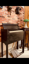 The pedal organ produced by the Shanghai Harmonica Factory during the Republic of China was elegant and classical and was ultimately used as a collection of props.