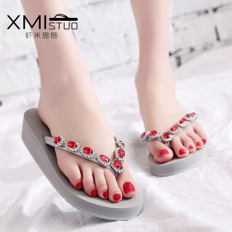 ins dép màu đỏ ròng và dép nữ ngoài mặc thời trang hoang dã kim cương phẳng flip flops dép đi biển trượt 