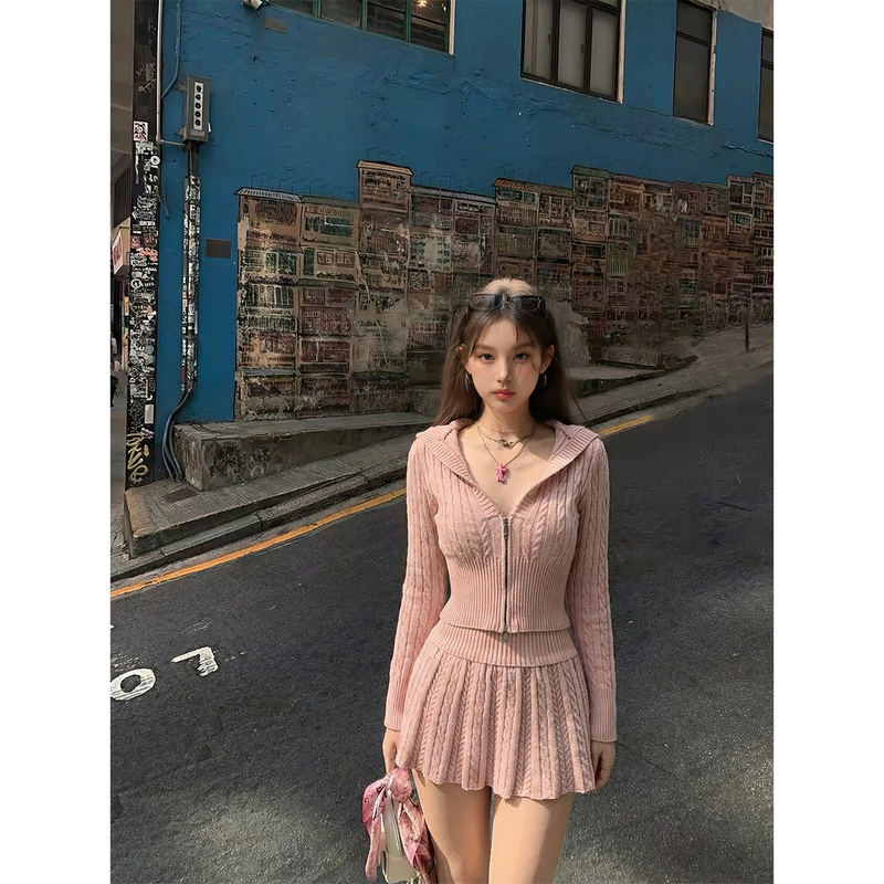 Xiao P Clothing Station Sweet and Spicy Pink Knit Suit for Women, Spring Short Hooded Top with High-Waisted Pleated Skirt Two-Piece Set