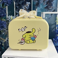 Собака из желтого пудинга пьет напиток и слушает музыку