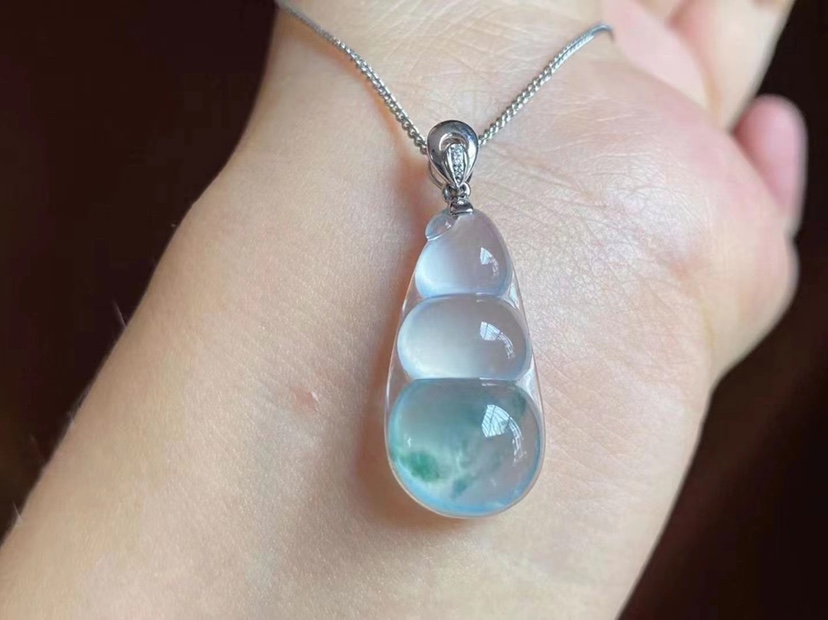 Natural emerald ice seed A stock Ping An clasp Jade Buddha Ruyi Cucume Fu Melon Four Season Bean Leaves Laughing Buddha Little Pendant Woman