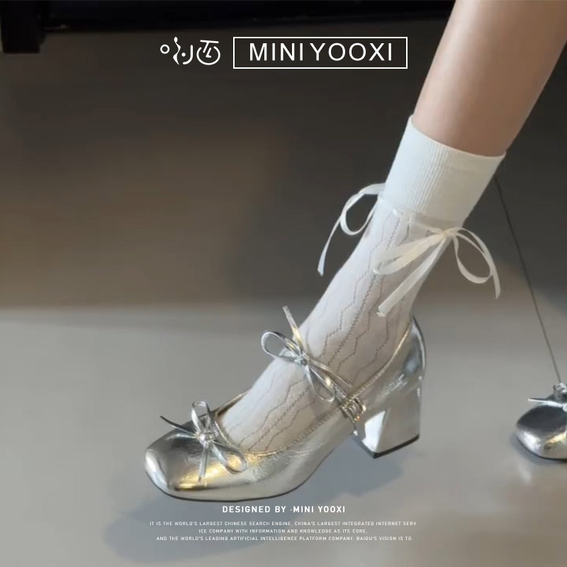 Elegant and versatile chunky heels with skirts, perfect for Spring 2026. French-style silver Mary Jane platform shoes with bow.