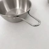(Поедание мгновенных закусок с фруктами с лапшой)