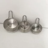 (Поедание мгновенных закусок с фруктами с лапшой)