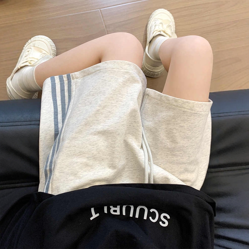 150kg Plus Size Three-Stripe Sports Shorts for Women, Summer Loose Fit, Slimming Mid-Length Pants, Casual Wide-Leg Five-Point Pants 150kg Plus Size Three-Stripe Sports Shorts for Women, Summer Loose Fit, Slimming Mid-Length Pants, Casual Wide-Leg Five-Point Pants