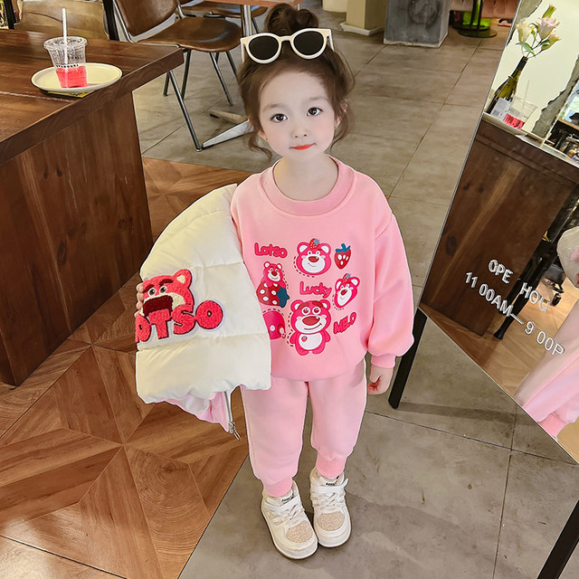 Girls winter suit sweater three-piece suit strawberry bear 2022 new baby girl winter plus fleece and thickened children's clothing