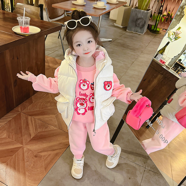 Girls winter suit sweater three-piece suit strawberry bear 2022 new baby girl winter plus fleece and thickened children's clothing