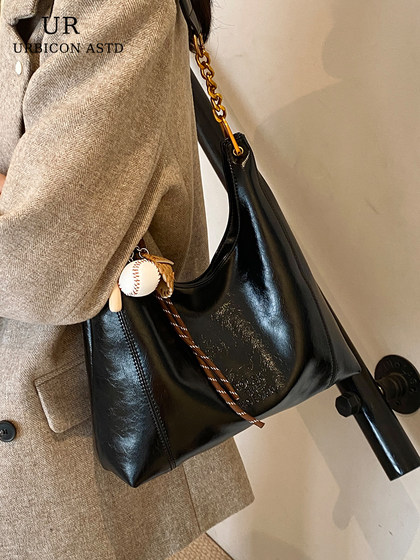 High-End Red Bag for Women 2026 New Style Super Popular Light Luxury Niche Underarm Bag Large Capacity Commuter Tote Bag