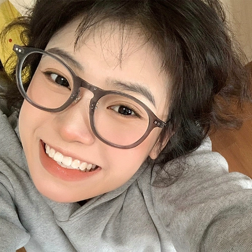 Страсть на основе серых ультра -светлых очков рамки женственная артефактная миопия может разбросить легкое ретро лицо, лицо маленького GM зеркальное рамку