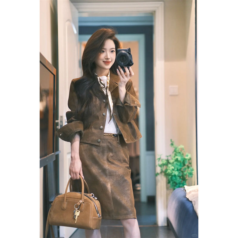 Retro-Style Leather Suit for Women in Autumn and Winter, Cool and Stylish, Age-Reducing, High-End Feel, Lapel Jacket and Skirt Two-Piece Set Retro-Style Leather Suit for Women in Autumn and Winter, Cool and Stylish, Age-Reducing, High-End Feel, Lapel Jacket and Skirt Two-Piece Set