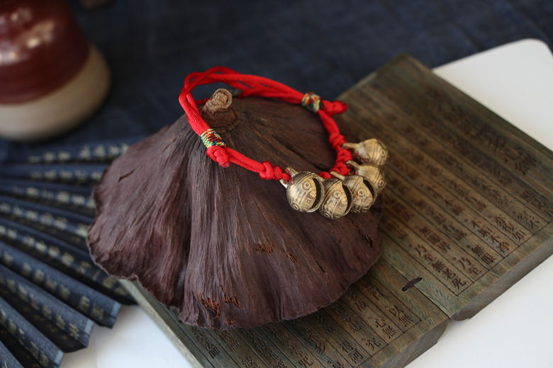 Trẻ sơ sinh Baby Evil Evil Red Rope Tiger Head Bell Trẻ mới biết đi Bell Vòng đeo tay chống sợ Vòng tay - Vòng chân lắc chân vàng tây