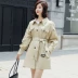 Shen Yidu Autumn 2021 phụ nữ mới mùa xuân và mùa thu mùa xuân và mùa thu trung thu áo khoác gió áo khoác ren dài 9905 - Trench Coat