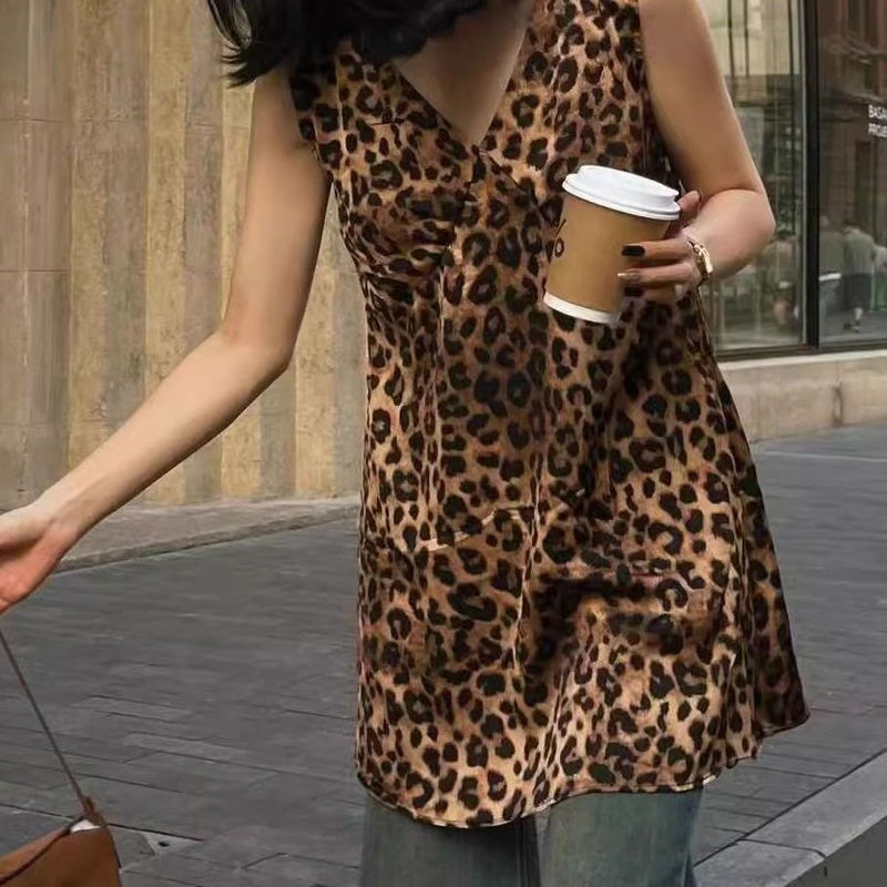 European-Style Versatile Summer Leopard Print Mid-Length Camisole Top, Stylish and Elegant V-Neck Split Hem Tank Top
