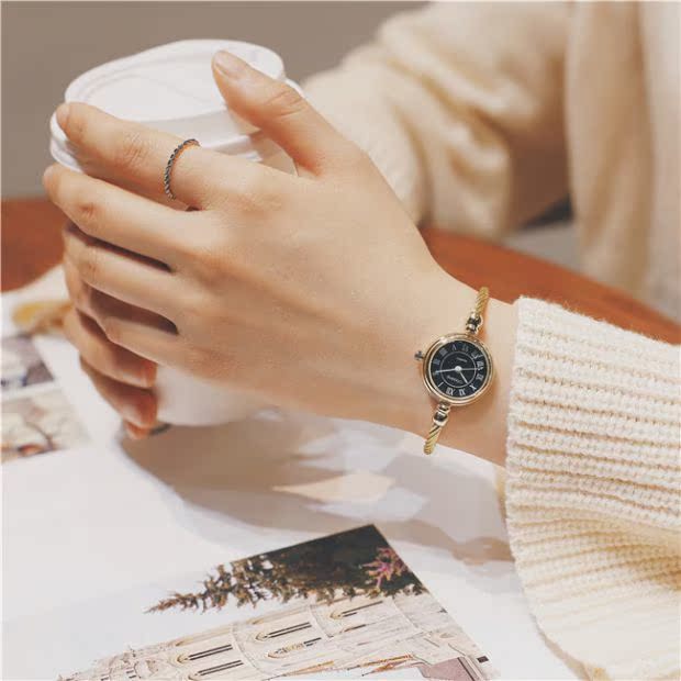 Vòng đeo tay cổ điển mở đồng hồ nữ sinh viên Hàn Quốc của xu hướng đơn giản ulzzang nhỏ thắt lưng phong cách retro - Vòng đeo tay Cuff vòng tay cartier