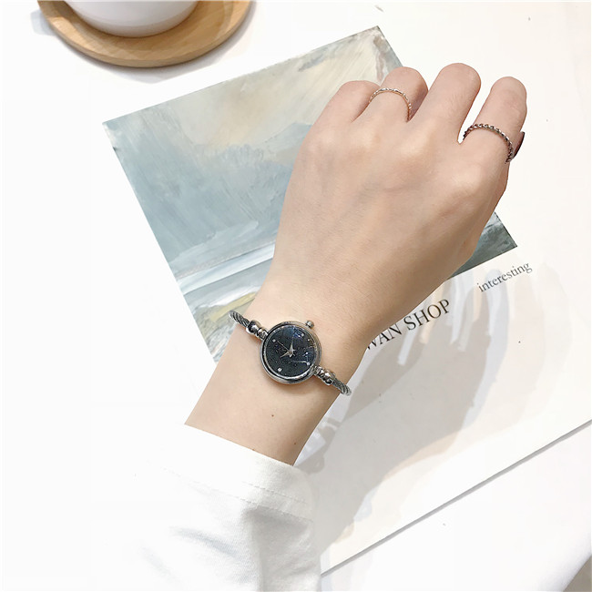 Đồng hồ đeo tay Pháp nữ sinh viên phiên bản Hàn Quốc của thời trang đơn giản khí chất văn học retro nhỏ quay số vòng đeo tay sao đỏ - Vòng đeo tay Cuff vòng tay đá phong thủy
