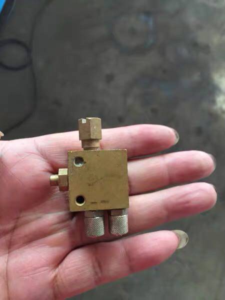 Automatic cutting table sprinkler