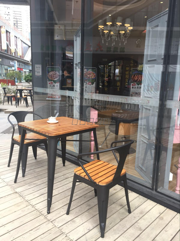 Starbucks cà phê cửa hàng kết hợp bàn ghế ngoài trời bộ 5 sân nhựa ban công đồ nội thất sân thượng ngày bàn ghế ngoài trời bàn gỗ ngoài trời
