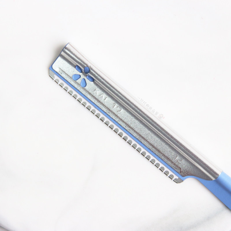 Knock on a single KAI Beprinted Anquan Eyebrow Knife anti-scratches and durable with protective sleeves