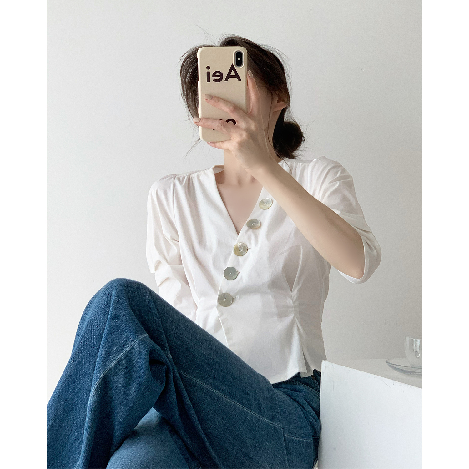 Fa-style retro V collar Waist White Shirt Woman Design Sensation Small crowdshell Buttoned Cashew With waist Thundercoat Body Short blouse