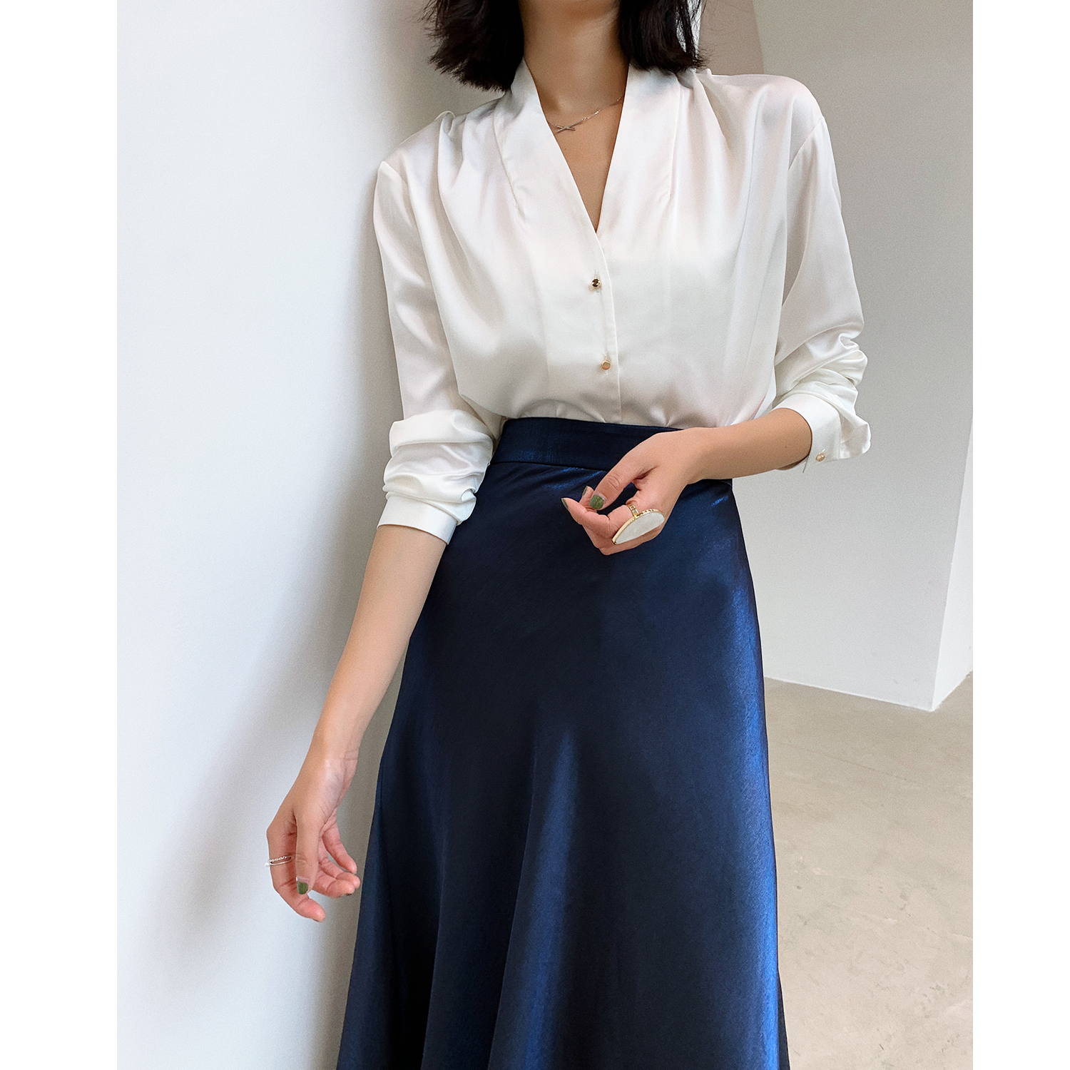 Vintage satin shirt women's high silk long sleeve design sense small gold diamond V-neck white shirt new style 2022 fall