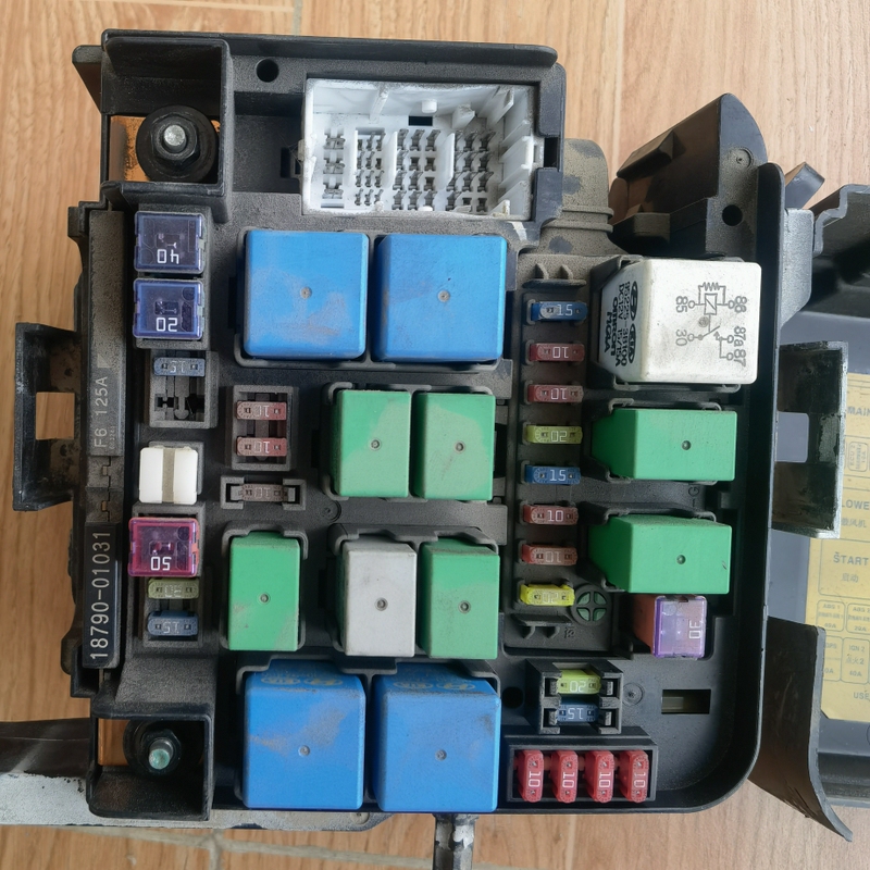 Modern Yuedong Engine Compartment Fuse Box Assembly, Engine Head Power Distribution Circuit Relay Box Assembly, Original Car Dismantling