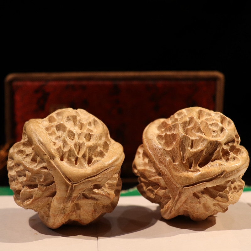 Peach wood walnut handball healthcare ball solid wood to play health care ball fitness Handball Man playing old man practice handball