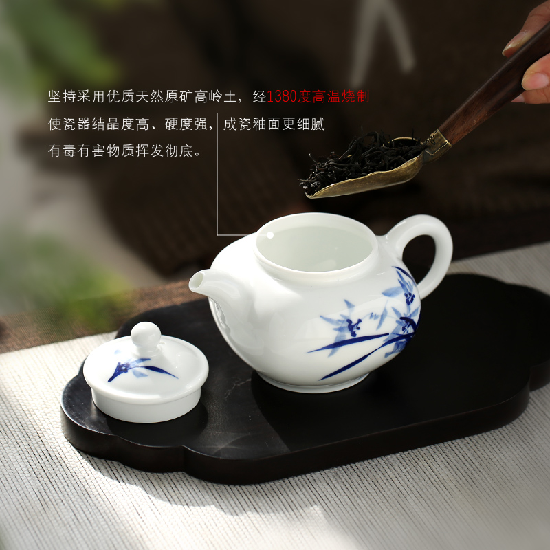. Poly real view jingdezhen ceramic teapot filtering hand - made kung fu tea set of blue and white porcelain tea hand grasp small single pot