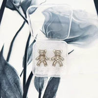 Яркий серебряный цвет одна пара держала руки